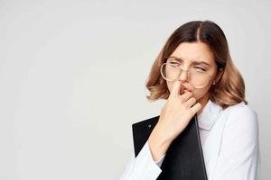 Geschäft Frau im Weiß Hemd Unterlagen Arbeit Licht Hintergrund foto