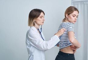 Frau beim das Arzt geplanter Termin medizinisch Kleid Stethoskop Gesundheit foto