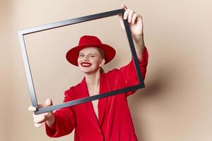 Frau mit hölzern Rahmen posieren rot passen Lebensstil posieren foto