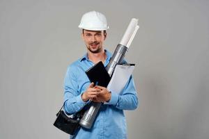 heiter männlich Ingenieur im Weiß Helm Konstruktion Blaupausen Arbeit foto