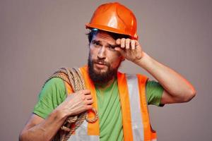 Mann im Orange Helm Arbeit Ingenieur Fachmann Werkzeuge foto