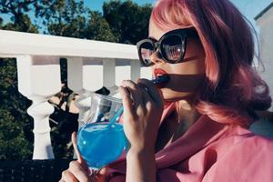 glamourös Frau Rosa Haar Sonnenbrille Freizeit Luxus Jahrgang Sommer- Tag foto