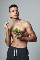 sportlich Mann mit muskulös Körper Teller Licht Grün Mahlzeit Energie foto