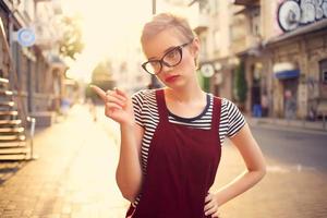 Frau mit kurz Haar draußen tragen Brille Gehen im Sommer- foto