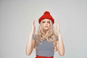 ziemlich Frau im modisch Kleider rot Hut Licht Hintergrund Lebensstil foto