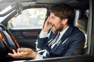 emotional Mann im ein passen im ein Auto ein Ausflug zu Arbeit Erfolg Bedienung Reich foto