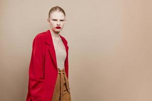 Frau bilden im rot Jacke Studio Modell- unverändert foto