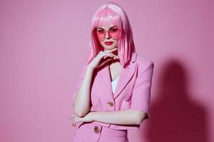 Porträt von ein jung Frau im Rosa Brille Kosmetika Glanz Emotionen Farbe Hintergrund unverändert foto