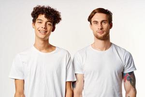 zwei heiter freunde im Weiß T-Shirts Emotionen Studio foto