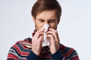 emotional Mann Sweatshirt Gesundheit Probleme Taschentuch Grippe Infektion Studio foto