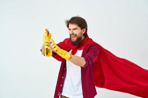 Mann mit Waschmittel im Hände rot Regenjacke Fachmann Bedienung Arbeit foto