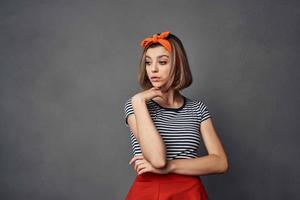 Frau im gestreift T-Shirt basierend Mode Sommer- Lebensstil foto