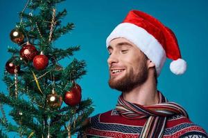 emotional Mann mit ein Baum im seine Hände Ornamente Urlaub Spaß isoliert Hintergrund foto