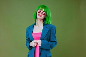glamourös Frau tragen Sonnenbrille Grün Perücke Blau Jacke foto