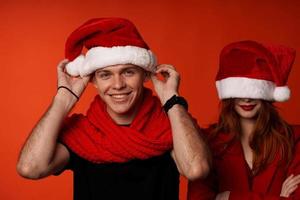 jung Paar im Neu Jahre Kleider Weihnachten Urlaub isoliert Hintergrund foto