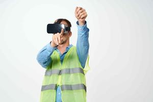 Mann im Arbeiten Uniform Gebäude vr Brille foto