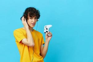 Spieler Gelb T-Shirt mit Joystick Video Spiele isoliert Hintergründe foto