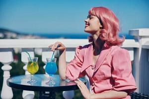 jung weiblich genießen ein bunt Cocktail Hotel Terrasse glücklich weiblich entspannend foto
