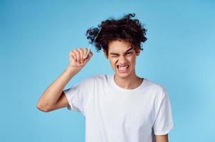 Mann Kämmen lockig Haar auf seine Kopf Schmerzen verheddert Locken Modell- foto