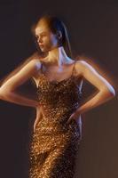 jung Frau im ein glänzend Kleid posieren Luxus isoliert Hintergrund foto