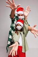 Mann und Frau im medizinisch Masken Weihnachten Urlaub Neu Jahr Freundschaft foto