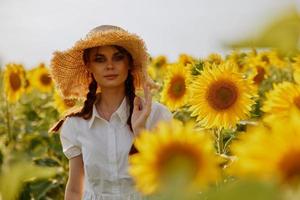 schön Süss Mädchen im ein Hut auf ein Feld von Sonnenblumen unverändert foto