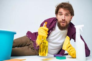 bärtig Mann Waschmittel Reinigung Arbeit Fachmann Hausaufgaben foto