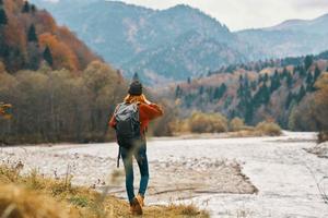 Frau mit Rucksack Berg Fluss Reise Lebensstil Freiheit foto