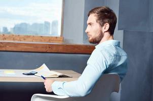 Geschäft Mann Sitzung beim seine Schreibtisch im das Büro Manager foto