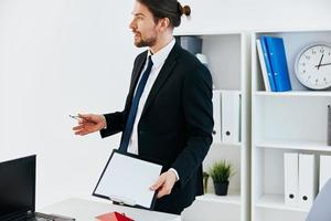 Geschäftsmann im das Büro mit Unterlagen Exekutive foto