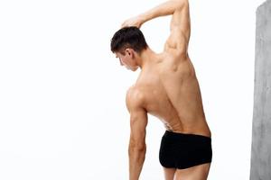 Mann mit sportlich Körperbau gestikulieren mit Hände auf isoliert Hintergrund nackt Torso foto