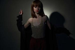 Frisur jung Frau Mode Kleider dunkel Zimmer abgeschnitten Aussicht foto