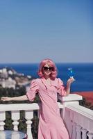 attraktiv Frau Rosa Haar Sonnenbrille Freizeit Luxus Jahrgang unverändert foto