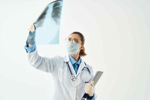 weiblich Arzt mit Röntgen im Hände Untersuchung Diagnose Krankenhaus foto