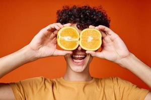 heiter Kerl mit lockig Orange Haar in der Nähe von das Augen Nahansicht Studio foto