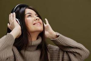 Brünette kabellos Kopfhörer Musik- Spaß Technologie isoliert Hintergrund foto