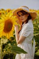 Frau mit zwei Zöpfe im ein Feld von Sonnenblumen Lebensstil unverändert foto