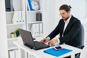 Mann im ein passen Telefon Laptop Arbeit Emotionen Exekutive foto