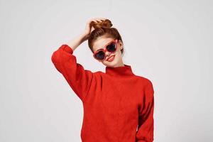 schön Frau im ein rot Sweatshirt Studio foto