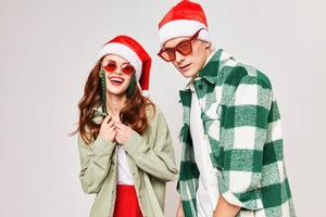 heiter jung Paar tragen Sonnenbrille Neu Jahre Urlaub zusammen foto