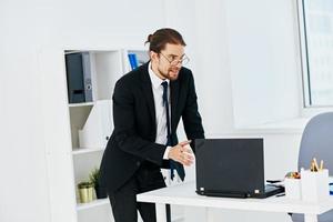 Geschäftsmann im das Büro mit Unterlagen Exekutive foto