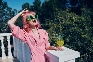 modisch Frau mit Rosa Haar Sommer- Cocktail erfrischend trinken unverändert foto