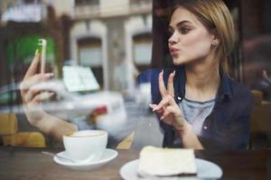 Frau Sitzung beim ein Cafe Tabelle haben ein Snack im das Morgen Lebensstil Freizeit Geselligkeit foto