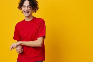 Lachen heiter komisch kaukasisch jung Mann im rot T-Shirt posieren isoliert auf Über Gelb Studio Hintergrund. das Beste Angebot mit kostenlos Platz zum Werbung. Emotionen zum täglich Konzept foto
