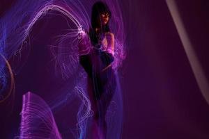 Porträt von ein charmant Dame Disko Neon- Linien Luxus Mode Farbe Hintergrund unverändert foto