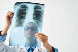 weiblich Arzt medizinisch Gesicht Maske Forschung Röntgen von geduldig foto