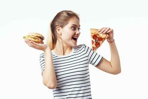 Frau im gestreift T-Shirt schnell Essen Snack Müll Essen foto