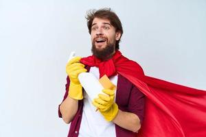 Mann mit Waschmittel im Hände im Gummi Handschuhe Fachmann Hausarbeit Reinigung foto