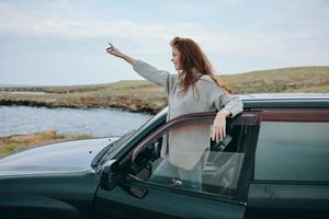 Porträt von ein Frau Abenteuer Auto Ausflug Natur Reise weiblich entspannend foto