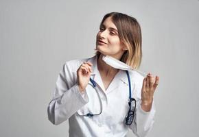 Fachmann Arzt Krankenschwester im ein Kleid mit ein Stethoskop und ein medizinisch Maske foto